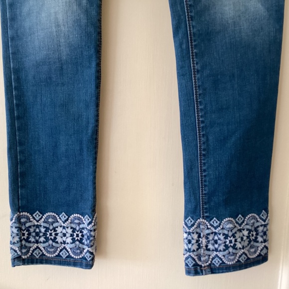 White House Black Market (WHBM) Embroidered Hem The Skinny Crop Jeans Boho - Picture 3 of 14